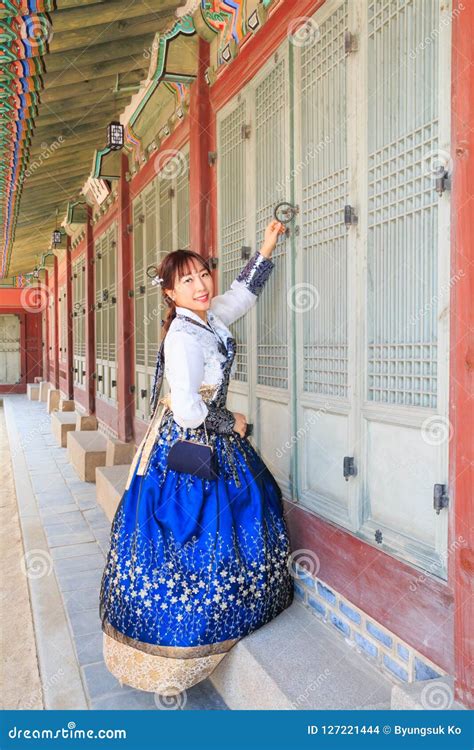 La Bella Donna Coreana Ha Vestito Hanbok Che Apre La Porta Del