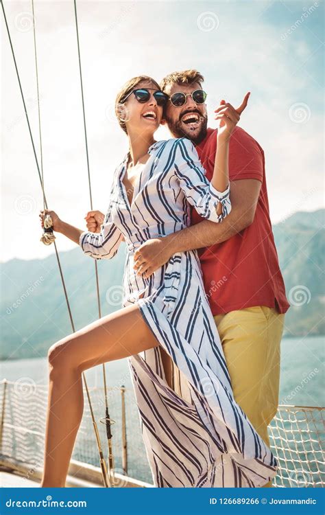 Couples Sur Un Bateau à Voile Pendant Lété Photo Stock Image Du Détendez Lifestyle 126689266