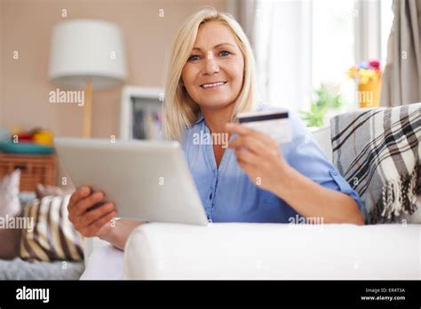 Reife Blonde Frau Fotos Und Bildmaterial In Hoher Aufl Sung Alamy