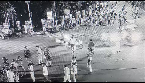 Mohammed Zubair On Twitter Heres A Video Proof Of Protesting Men Pelting Stones At Indore