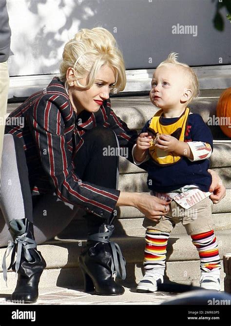 The Ever Stylish Gwen Stefani Doesnt Even Dress Down To Spend A