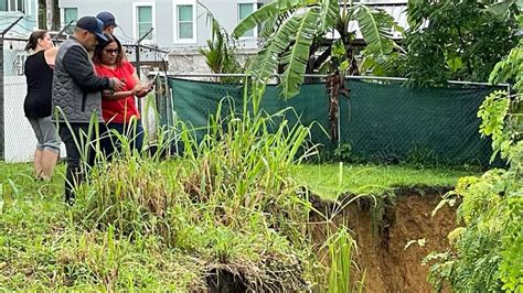 Casas A Punto De Colapsar En Toa Alta Por Deslizamiento De Terreno