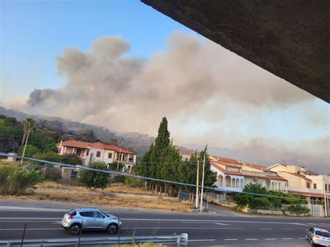 Reggio Calabria La Jonica Continua A Bruciare Situazione Infernale A