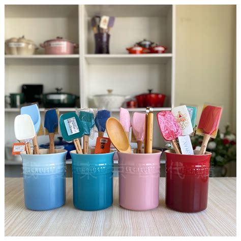 Le Creuset 器皿座 鏟桶 鏟座 1l 櫻桃紅 加勒比海藍 薔薇粉 海岸藍 亮粉 多色可選 蝦皮購物