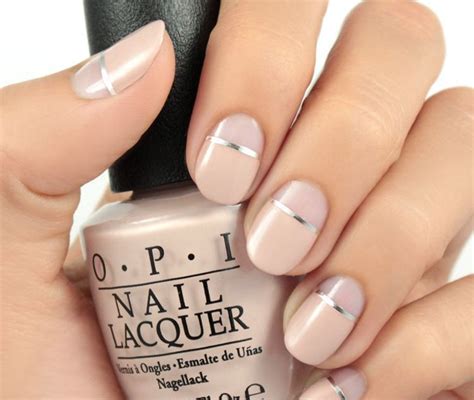 Nude Nägel kurz schlicht silberner streifen Silver nails Nude nails Nude nail designs