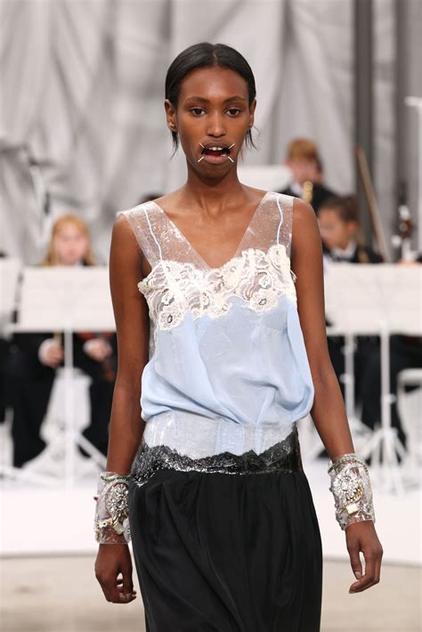 El desfile primavera-verano 2026 de Maison Margiela por Glenn Martens