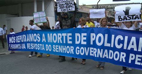 G Parentes E Colegas Protestam Contra Morte De Pms Em Servi O Em