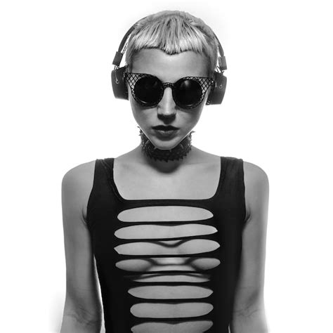 Premium Photo Party Hardcore Style Sexy Blonde Lady DJ