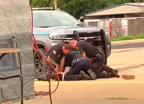 Video Polic As Fueron Grabados Dando Brutal Golpiza A Un Hombre En