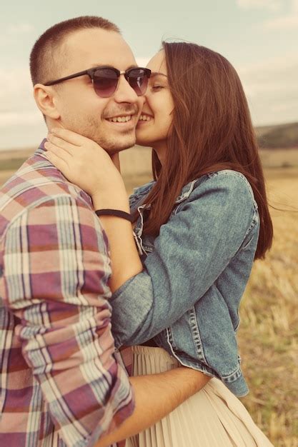 Joven pareja moderna con estilo al aire libre joven pareja romántica