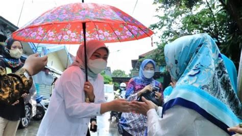 Berbagi Kebahagiaan Di Bulan Ramadan Menaker Bagikan Paket Sembako Di