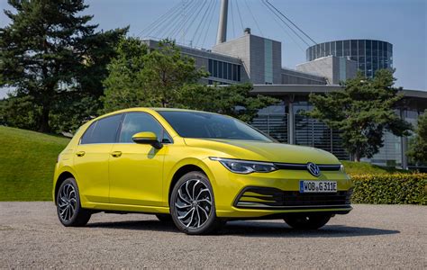 Nuova Volkswagen Golf Ibrida EHybrid Sovrasterzo