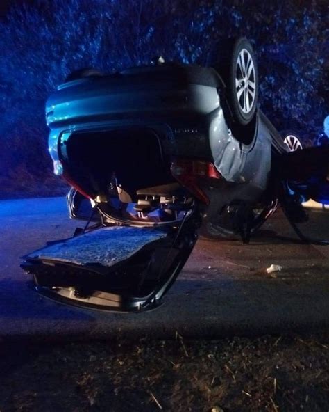 Wypadek w Kąpielach Wielkich gmina Wolbrom Samochód osobowy dachował