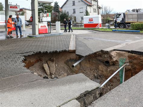 Besançon Le sol seffondre suite à une fuite deau rue de Vesoul