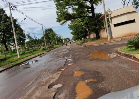 Morador Reclama De Rua Esburacada E Sem Sinaliza O Na Vila Nascente