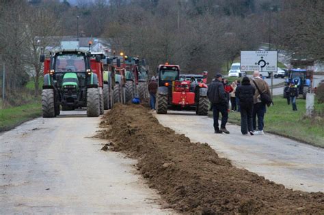 A Callac Les Agriculteurs Construisent Un Talus De Plusieurs