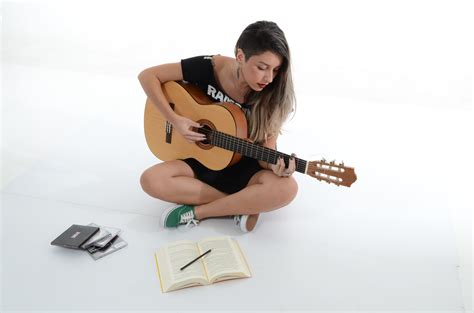 Fotos gratis mano rock persona música mujer guitarra acustica