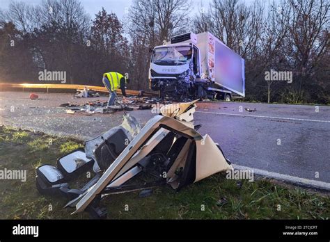 Radegast T Dlicher Unfall Auf B Transporter Und Lastwagen Sto En