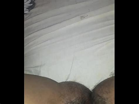 Jeune fille avec une chatte poilue frappant Siririca seule à la maison XVIDEOS