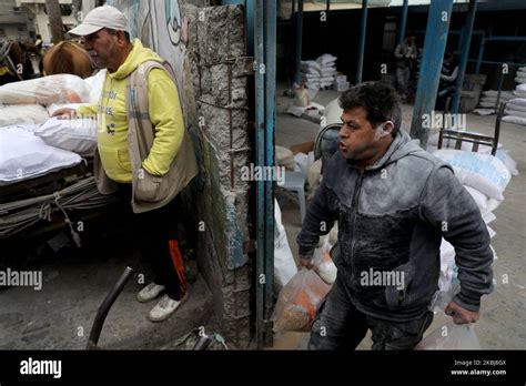 Los Palestinos Llevan Sacos De Harina Mientras La Gente Recibe Ayuda