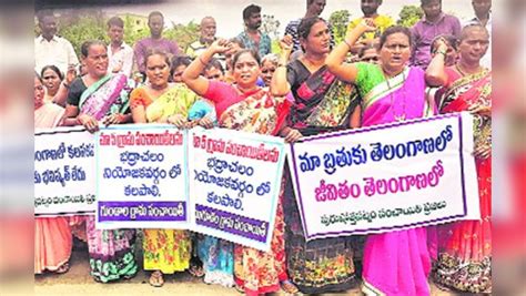 రాస్తారోకోలో పాల్గొన్న మహిళలు