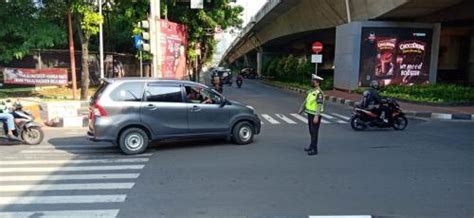 Ganjil Genap Dimulai Banyak Kendaraan Diminta Putar Balik Di Jalan HR