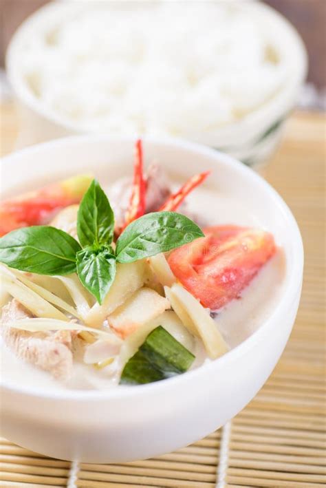 Sopa Tailandesa De La Leche De Coco Con El Pollo Foto De Archivo