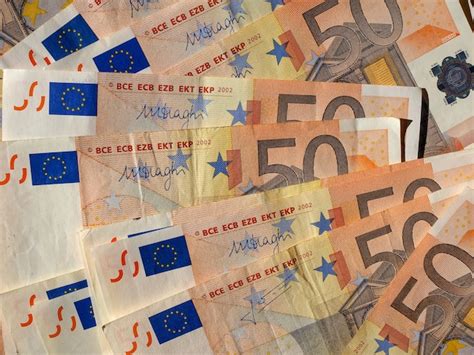 Cincuenta Billetes De Euro Moneda De La Uni N Europea Foto Premium