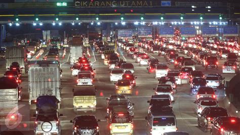 Rest Area Penuh Pemudik Tumplek Di Bahu Jalan Tol Cikampek News