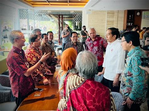 Momen Jokowi Ketemu Teman Kuliah Tertawakan Isu Ijazah Palsu