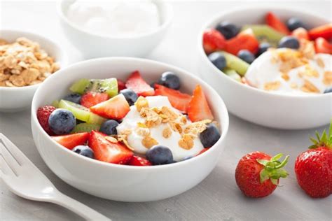 Obstsalat Aus Erdbeeren Kiwi Und Blaubeeren Mit Granola Und Joghurt