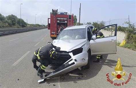 Sassari Auto Si Schianta Contro Un Palo Sull Ex Tre Persone Al