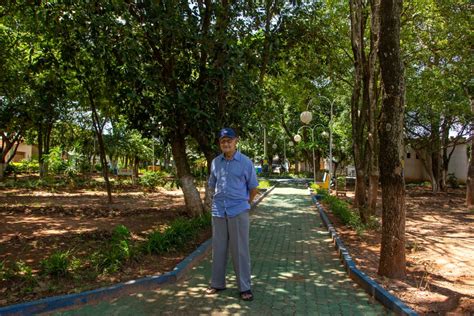 Jubilado de 84 años transforma terreno baldío en una grandiosa plaza