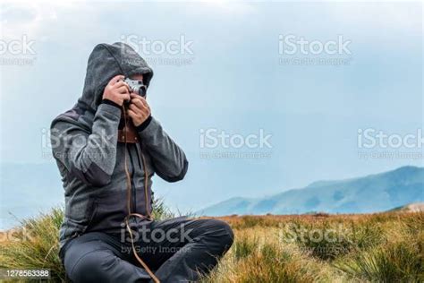 Fotografer Dengan Kamera Di Puncak Gunung Dengan Lanskap Pemandangan