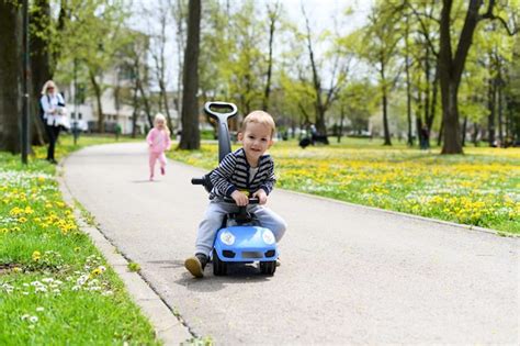 Niño jugando con coche de juguete Foto Premium