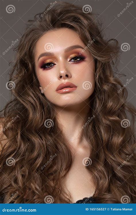 Joven Modelo De Brunette Sexy Con Maquillaje Profesional Piel Perfecta Peinado De Volumen