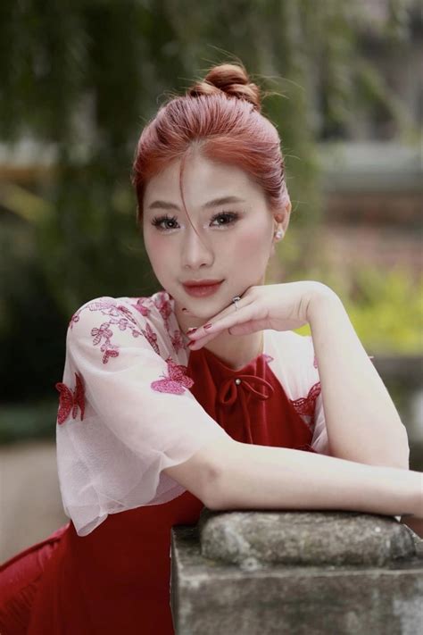 Hot girl TDDC khiến dân tình xôn xao với loạt ảnh áo dài khoe sắc trước thềm Tết Nguyên đán