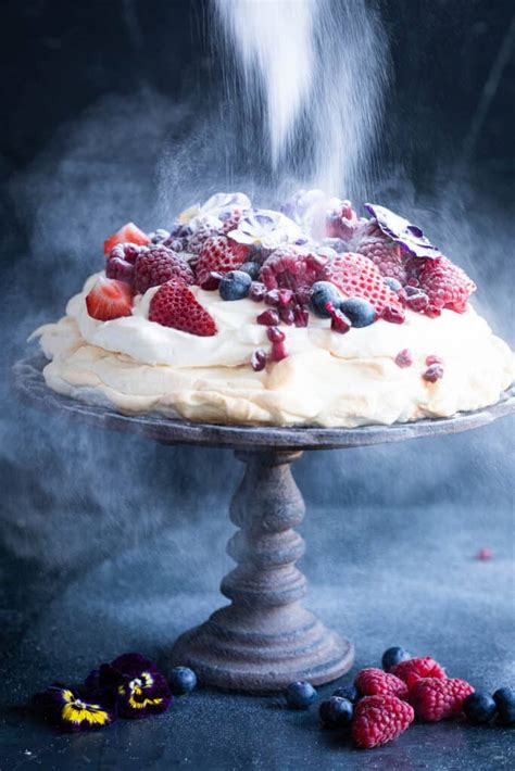 Pavlova Recept Zomerse Pavlova Met Slagroom En Rood Fruit Miljuschka