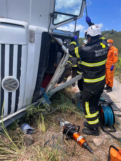 Homem fica preso às ferragens após caminhão tombar Expresso AL