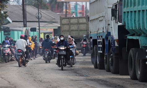 Caritau Supir Truk Tambang Blokir Jalan Raya Parung Panjang Bogor