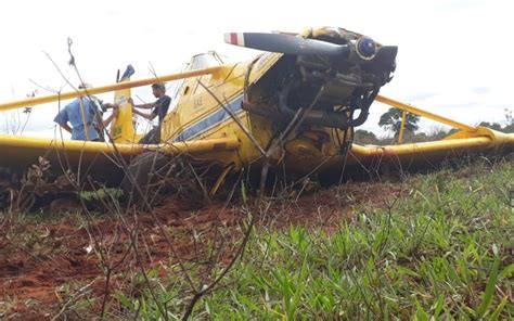 Piloto faz pouso forçado após hélice de avião agrícola quebrar em