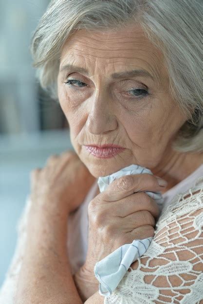 Cierra El Retrato De Una Anciana Triste En Casa Foto Premium