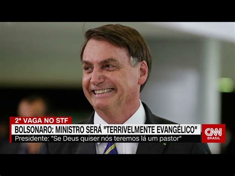 Bolsonaro quer pastor evangélico no STF e sugere começar sessões