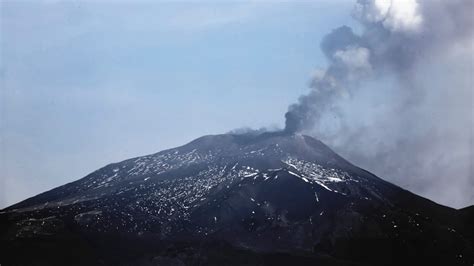 Iri Se Panika Na Siciliji Aerodrom U Kataniji Zatvoren Zbog Erupcije