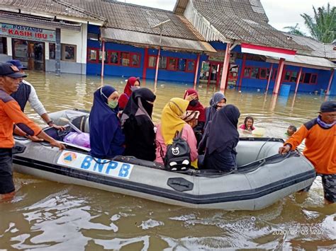 Banjir Meluas Ribuan Rumah Di Dua Kabupaten Di Kalsel Terendam