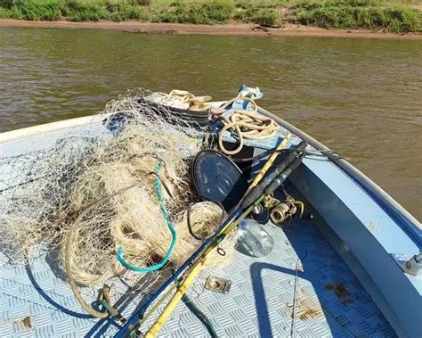 Pescadores Fogem E Deixam Traia Para Tr S Ap S Serem Flagrados Pela