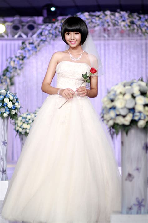 Ngắm các hot girl diện váy cưới dù chưa theo chồng về dinh