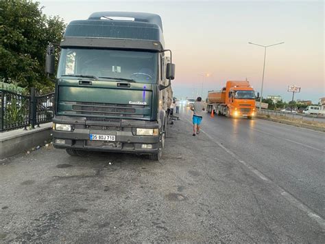 Otomobil yol kenarında park halindeki TIR a çarptı 4 ölü 2 yaralı