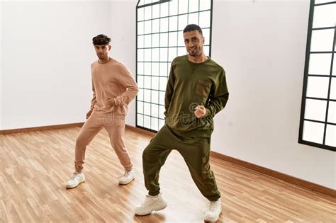 Dos Hombres Hispanos Pareja De Bailarines Sonriendo Confiados Bailando