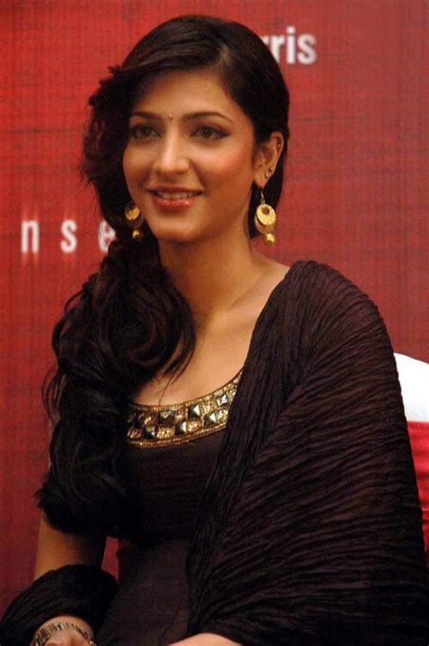 Shruthi Hasan Hot Photos